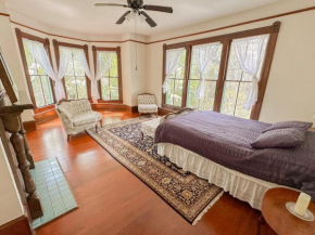 Cozy Victorian Apartment Downtown Sleeps 5